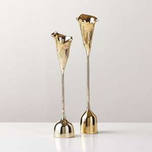 Portavelas de aluminio con acabado dorado, centro de mesa decorativo perfecto para el hogar, sala de estar, boda o restaurante - Product Image 1