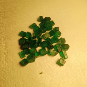 Envío Inmediato, Esmeralda en Bruto de 6 Quilates, la Mejor Calidad, Procedente de Pakistán, Creada en Laboratorio, Tratada Térmicamente, Corte Princesa, Color Verde Natural - Product Image 1