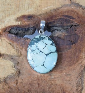 Pendentif en argent sterling turquoise bleu fait à la main, bijoux en pierre précieuse ovale, collier en pierre naturelle, cadeaux pour femmes - Product Image 1