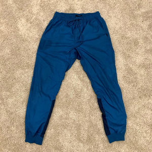 กางเกงขาสั้นทรงตรงลำลองสำหรับผู้ชาย ปักโลโก้ตามสั่ง ระบายอากาศ กันน้ำ กันลม เป็นมิตรกับสิ่งแวดล้อม แห้งเร็ว ผลิตจากโพลีเอสเตอร์ - Product Image 3