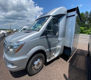 Unidad de viaje L-e-i-s-u-r-e T-r-a-v-e-l U24MB usada de 2019 lista para la venta - Product Image 2