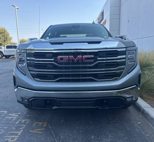 GMC Sierra 1500 SLT Crew Cab 4x4 2024 d'occasion, conduite à gauche, intérieur foncé, sièges en cuir, pneus R19, régulateur de vitesse adaptatif - Product Image 1