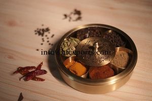 Caja de Especias Masala de Latón con Diseño Fantástico, Hecha a Mano, Tapa Repujada, con Cuchara, Apta para Lavavajillas y Horno, HF CRAFTS India Modelo HF 00347 - Product Image 4