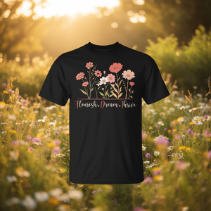 T-shirt Vintage Floreale Botanico Flourish Dream Thrive con Stampa di Fiori Elegante e Promozionale - Product Image 3