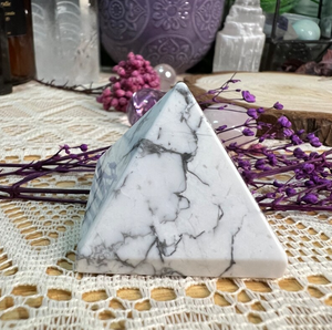 Vente en gros de haute qualité cristal Howlite cristal artisanat pyramide pierres de guérison sculptures pour cadeau de la Saint-Valentin - Product Image 6