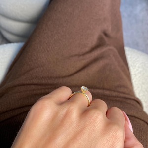 Anillo de Compromiso de Lujo para Mujer con Diamante Cultivado en Laboratorio de 1.25 Quilates, Corte Redondo, F VVS1 VVS2, Oro Amarillo de 18k, Certificado IGI - Product Image 3