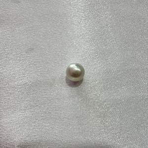 Perla marina blanca de grado AA de 12 mm que exuda una elegancia atemporal, ideal para crear joyas lujosas y adornos elegantes. - Product Image 3