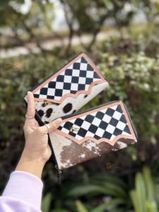 Estuche para Teléfono con Cartera de Cuero Tallado a Mano de Diseño Moderno, Elegante Cartera de Cuero Vacuno con Estampado de Cuadros para Mujer - Product Image 2