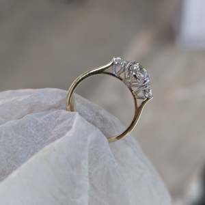 Bague de fiançailles ovale avec pierre latérale demi-lune en diamant de culture - Product Image 2
