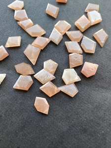 พลอยแผ่นบางมูนสโตนสีพีชธรรมชาติสำหรับทำเครื่องประดับอัญมณีบำบัดคุณภาพสูงในราคาขายส่ง - Product Image 3