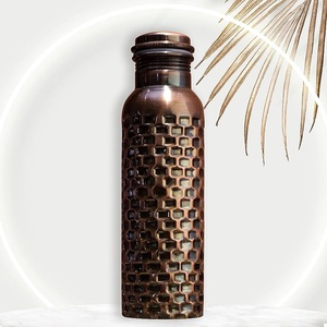 Agua potable Botella de cobre de color negro en estilo único Grabado Diseñador Botella de agua de cobre de metal con tapa a prueba de fugas avanzada - Product Image 5