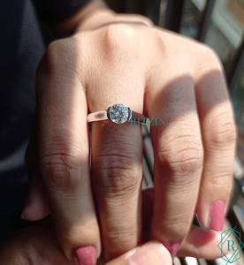 Anillo de compromiso de moissanita, Diamante de corte redondo, 1,00 CT - Product Image 5