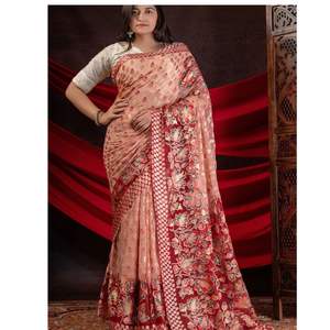Black Georgette Brasso Saree con adornos florales de lámina de oro rojo Sheer Body Designer Pallu y borde intrincado para mujeres - Product Image 2