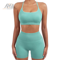 Nouvel Arrivage Ensemble de Sport pour Femme : Short Taille Moyenne et Soutien-Gorge de Sport Uni Élégant |   Ensemble respirant et écologique en Spandex/Nylon