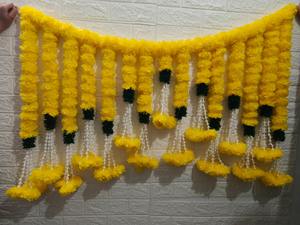 Toran de hojas verdes de caléndula amarilla para festivales del sur de la India Fluffy Genda Phool Mala con borlas para decoración de función de medio Sari - Product Image 6