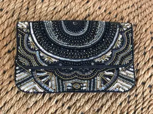 Bolso de Mano Clásico Hecho a Mano con Cuentas y Acabado de Lujo, Estilo Boho, con Detalles Coloridos Hechos a Mano - Product Image 2