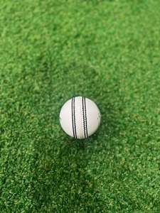 Pelota de cricket cosida a mano internacional 5.5onz blanca de cuero curtido de aluminio genuino - Product Image 3