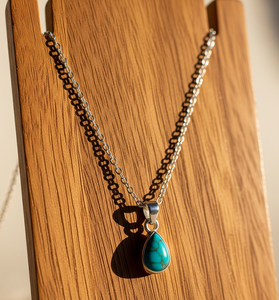 Chaîne délicate personnalisable en or 18 carats avec pendentif en forme de goutte, style bohème, en turquoise naturelle, cristal de guérison, tendance unisexe, certifié. - Product Image 1