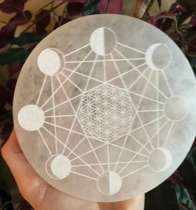 Posavasos de selenita redondos al por mayor, placa de carga de piedras preciosas naturales con meditación tallada a mano para decoración del hogar - Product Image 3