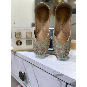 Precio asequible zapato de cuero bordado personalizado diseño Rajasthani zapatos cuero genuino accesorios de zapatos de moda para la venta - Product Image 4