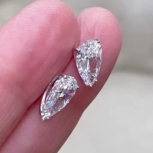 Boucles d'oreilles clous tendance en diamant de laboratoire taille poire certifié IGI VVS avec fermoir à vis en or 14 carats, bijoux minimalistes pour femmes - Product Image 4