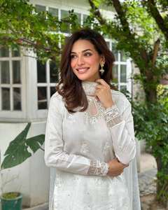 Vente en gros de vêtements de fête de mariage indiens en mousseline de coton à séquence lourde et haut brodé et Sharara avec filet à papillon Dupatta - Product Image 2