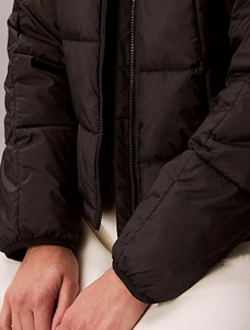 Chaqueta acolchada ligera con cuello levantado negro personalizado de último diseño, chaqueta de burbujas resistente al agua, chaqueta acolchada de plumón de ganso para mujer - Product Image 5