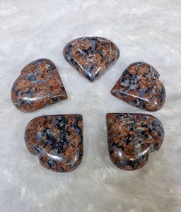 Cristal de Cuarzo Corazón de Piedra con Llama Natural, 50-55 mm, Piedra Semipreciosa, Tallado a Mano - Product Image 1