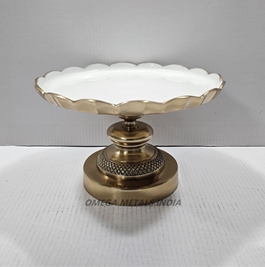 แท่นวางเค้กสีทองสุดหรูพร้อมฝาปิดด้านบนเป็นรูปหอยเชลล์สีขาวสำหรับวางโชว์ขนมคุกกี้ชีสคัพเค้กและของตกแต่งบ้านที่หรูหรา - Product Image 1