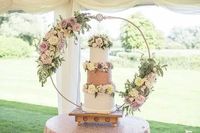 Support de gâteau en arc de finition doré peint pour la fête de mariage et la célébration d'anniversaire Design fournitures de support de gâteau classique