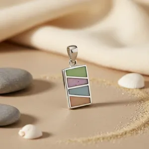 Pendentif moderne en or rose plaqué rhodium avec breloque en pierre précieuse taille émeraude pour femme - Product Image 1