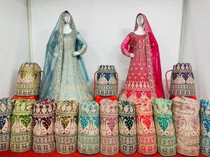 Ensemble de mariée complet Lehenga Choli en tissu Twinkle Net, richement orné, disponible en 16 couleurs traditionnelles et vibrantes pour adultes, vêtements indiens - Product Image 3