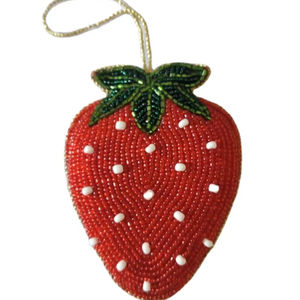 Magnifique porte-clés et accessoires de sac en perles de rocaille brodées, motif fraise rouge et blanche, d'Inde - Product Image 1