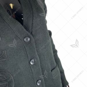 Parches de chenilla delanteros informales de invierno de hermandad griega Delta negra personalizada, cárdigan de punto holgado con botones y hombros caídos en V profundo - Product Image 4