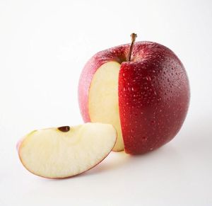 Vente en gros de pommes bio Lady Variétés fraîches Fuji et Gala de couleur rose Goût sucré et texture ferme Brix élevé - Product Image 3