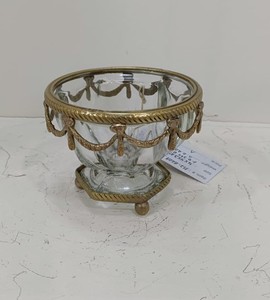 Bol à glace en verre au design moderne avec socle, idéal pour servir des desserts de luxe dans les restaurants haut de gamme ou lors de réunions de famille - Product Image 3