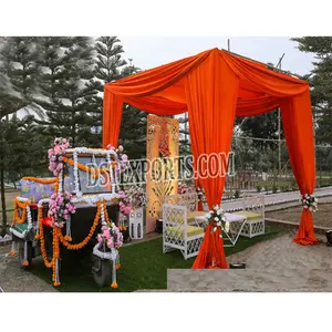 Eleganti panchine Mehndi all'aperto e ingresso nuziale Auto Rikshaw marocchino Heena Party seduto con risciò in arabia decorazione di nozze