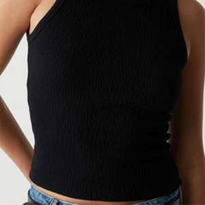 Top arrugado fluido para mujer: tela ligera, perfecta para ropa informal y de playa, disponible en una variedad de colores - Product Image 6