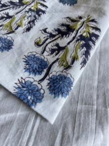 Tela de Algodón Estampada a Mano con Diseño Floral Vertical Blanco, Estilo Indo-Europeo con Rayas Botánicas - Product Image 3