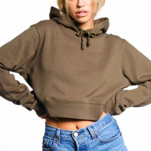 เสื้อครอปฮู้ดดี้คุณภาพสูงสำหรับผู้หญิง สตรีทแวร์แบบกำหนดเองสำหรับฤดูหนาว พร้อมโลโก้ด้านหน้าแบบกำหนดเอง คอฮู้ดดี้ผ้าโพลีเอสเตอร์แบบครอปสำหรับผู้หญิง - Product Image 2