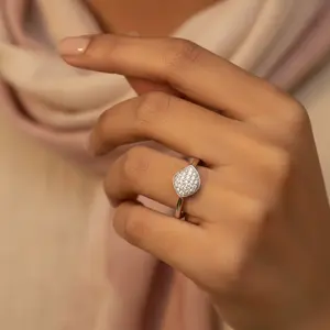 Anillo de Plata 925 con Diseño de Racimo para Mujer Moderna, Joyería Chapada en Oro de 18K - Product Image 1