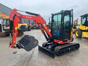 Mini-excavatrice Kubota U27-4 rouge sur chenilles, capacité de la benne de 0,12 m³, rayon de braquage court, composant moteur essentiel - Product Image 6