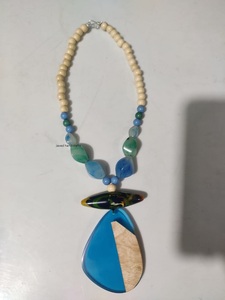 Collar con cuentas de resina hecho a mano para mujeres y niñas, diseño personalizable con forma de gota de agua y cadena de cuerda - Product Image 4