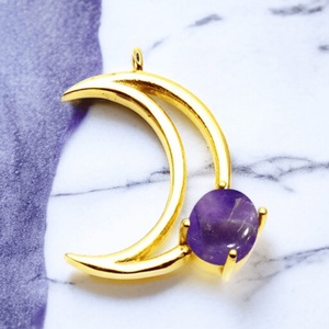 Forma de media luna 18K chapado en oro amatista Tumble Gemstone Prong Setting Birthstone colgante de moda al por mayor colgantes y dijes - Product Image 1