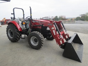Performances sur le terrain puissantes avec le tracteur Case IH Farmall 75A, conçu pour l'efficacité, la durabilité et des opérations agricoles fluides. - Product Image 3
