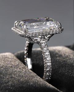 Anillo de compromiso de halo de diamante de moissanita de corte esmeralda de 12x8mm en plata | Joyería de Boda nupcial llamativa - Product Image 6