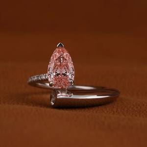 Anillo de Compromiso de Plata 925 con Pequeños Diamantes de Moissanita en Forma de Pera y Redondos, Corte Pera Rosa, Estilo Hip-Hop, Engaste de Garra - Product Image 4