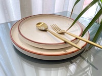 Assiette de table en céramique texturée turquoise avec bordure marron rustique, robuste et durable, idéale pour des repas de luxe au quotidien