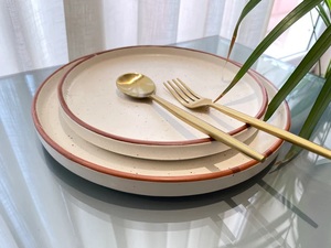 Assiette de table en céramique texturée turquoise avec bordure marron rustique, robuste et durable, idéale pour des repas de luxe au quotidien - Product Image 6