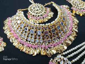 Ensemble de collier et de boucles d'oreilles de mariée en cristal de rhinestones plaqué cuivre et platine tendance et luxueux, style indien traditionnel pour les fêtes de mariage - Product Image 5